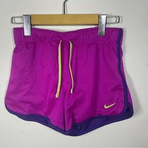 Nike, médium but more like a small